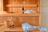 Badezimmer mit Sauna zur kostenfreien Nutzung und zubuchbarem Wellnesspaket
